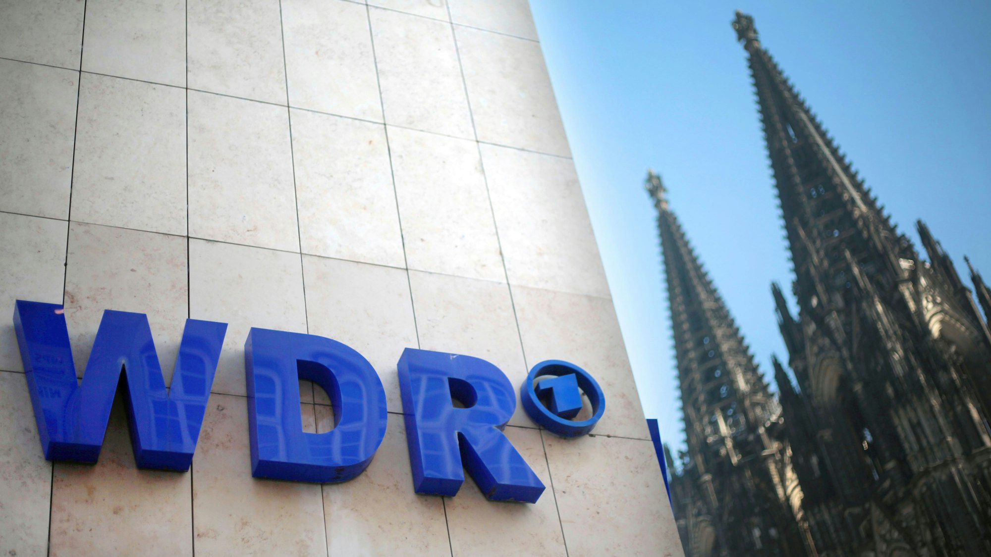 Der WDR (Westdeutscher Rundfunk) und der Dom in Köln.