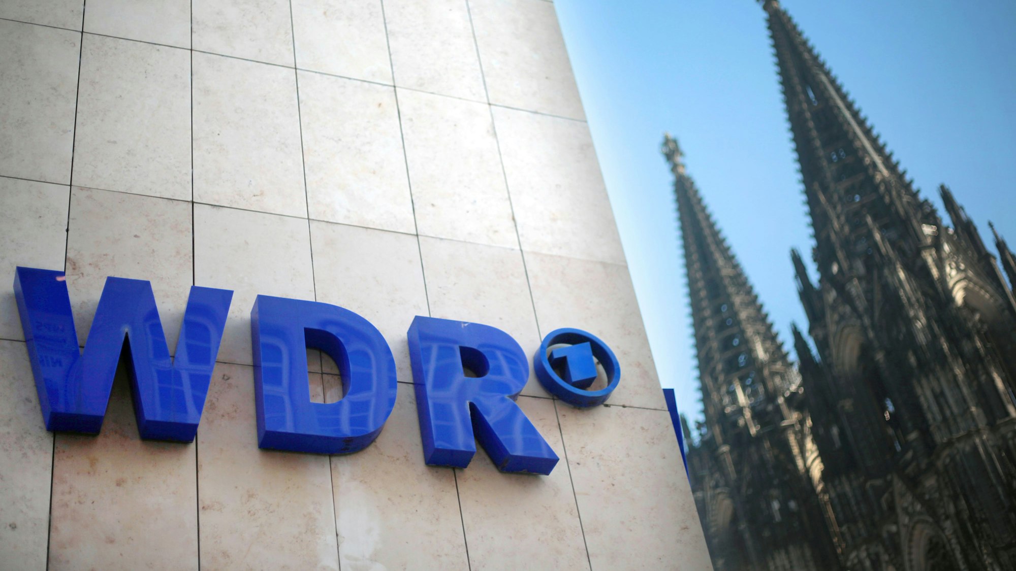 Der WDR (Westdeutscher Rundfunk) und der Dom in Köln im Hintergrund.