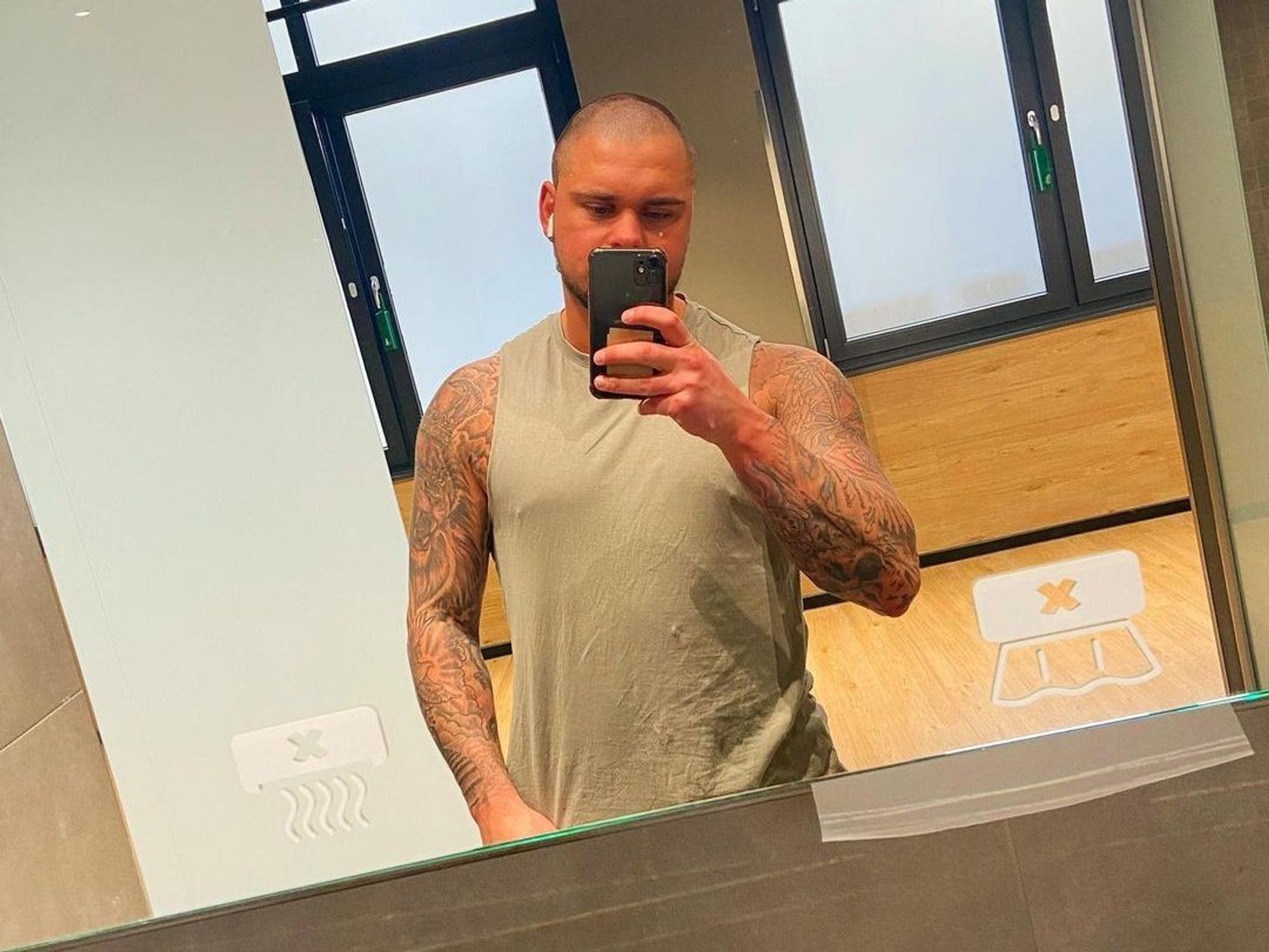Nico Legat posiert vor einem Spiegel für ein Selfie (aufgenommen im Mai 2022).