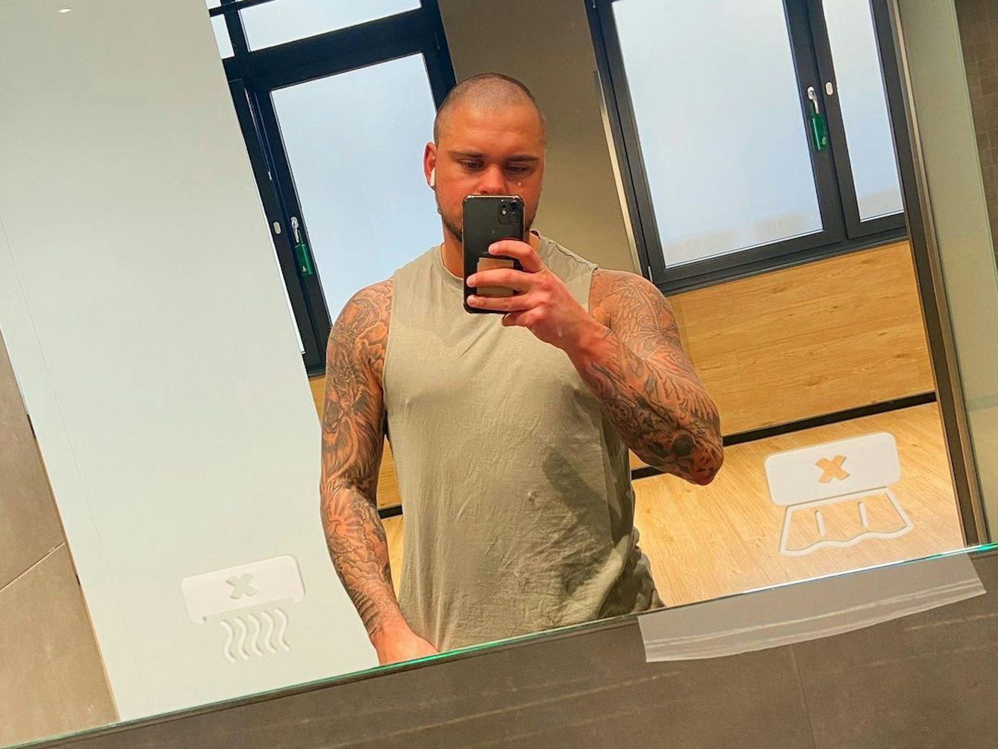 Nico Legat posiert vor einem Spiegel für ein Selfie (aufgenommen im Mai 2022).