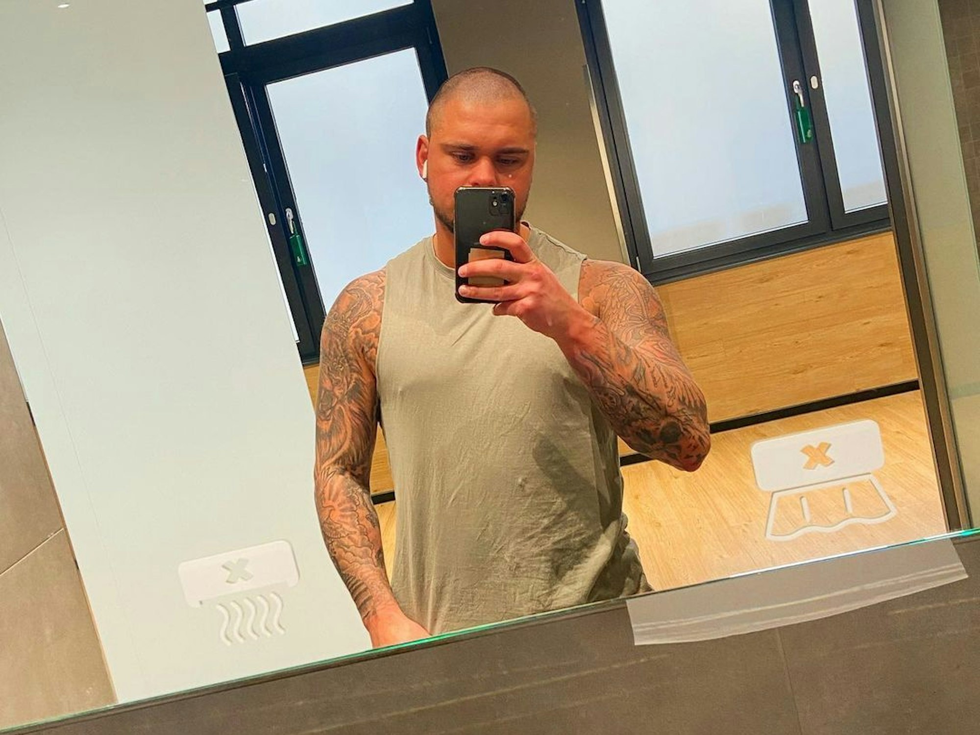 Nico Legat posiert für ein Selfie vor einem Spiegel.