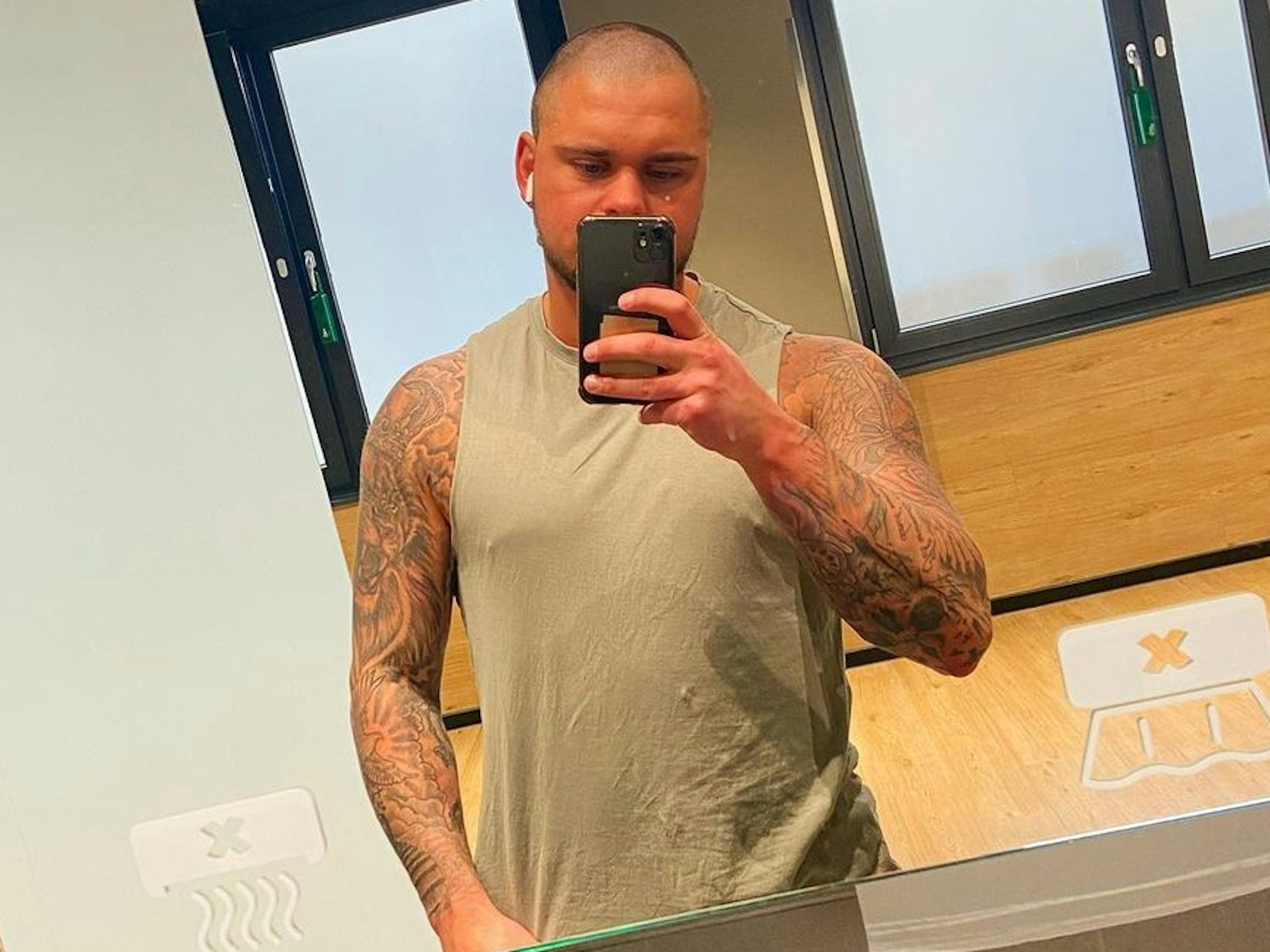 Reality-Darsteller Nico Legat knipst ein Selfie vor einem Spiegel.