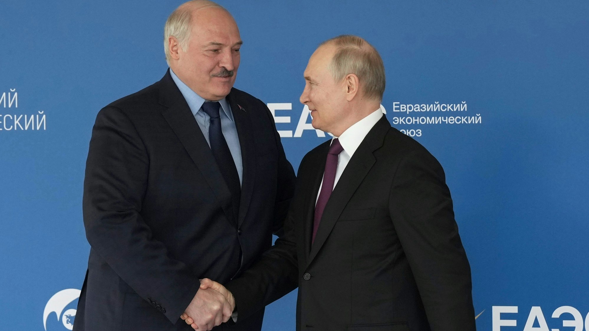 Auf diesem von der Roscongress Foundation veröffentlichten Foto begrüßen sich Wladimir Putin (r), Präsident von Russland, und Alexander Lukaschenko, Präsident von Belarus.
