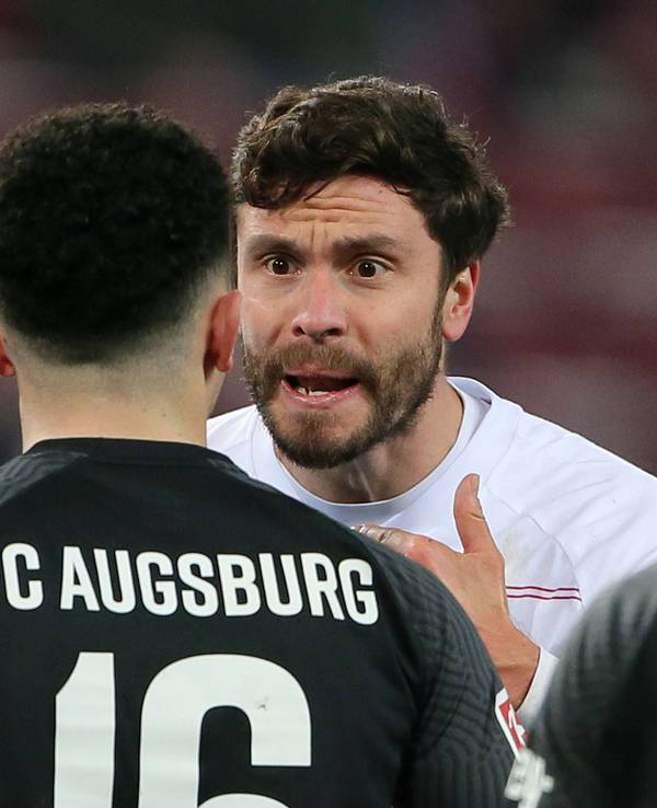 FC-Kapitän Jonas Hector während einer Auseinandersetzung mit Augsburgs Ruben Vargas und Schiedsrichter Patrick Ittrich.