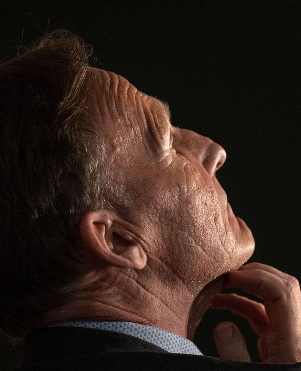 Hans-Joachim Watzke, Geschäftsführer von Borussia Dortmund, hört Diskussionsteilnehmern zu.