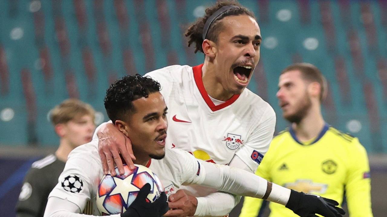Leipzigs Justin Kluivert (l) jubelt nach seinem Tor zum 3:0 mit Yussuf Poulsen.
