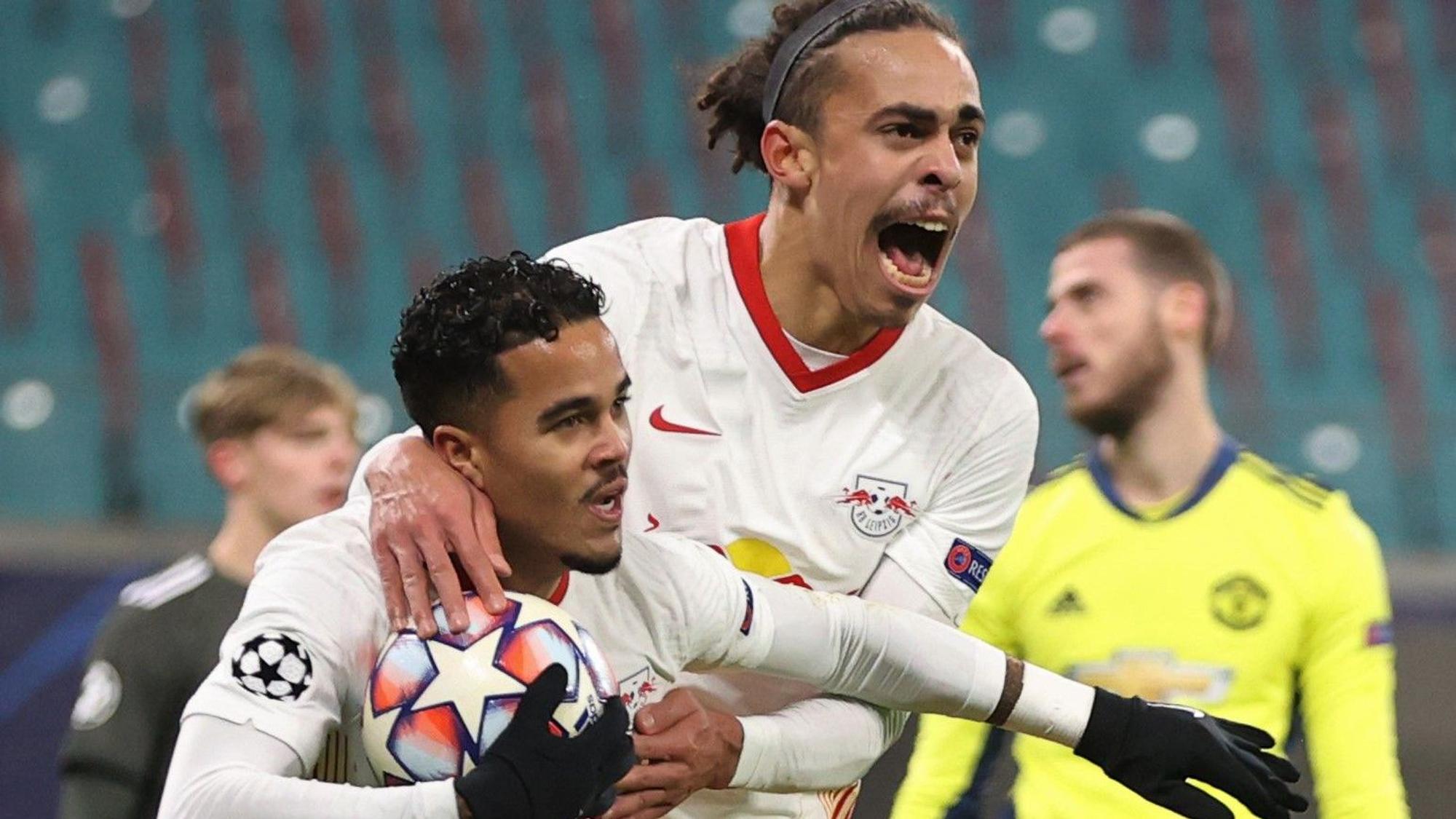 Leipzigs Justin Kluivert (l) jubelt nach seinem Tor zum 3:0 mit Yussuf Poulsen.