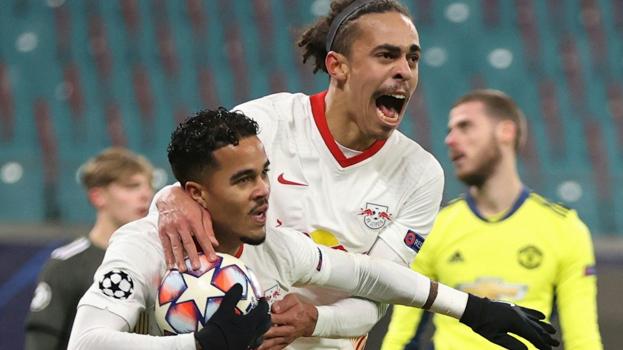 Leipzigs Justin Kluivert (l) jubelt nach seinem Tor zum 3:0 mit Yussuf Poulsen.