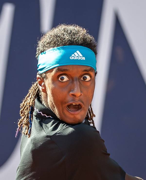 Mikael Ymer schaut mit weit aufgerissenen Augen Richtung Tennisball.