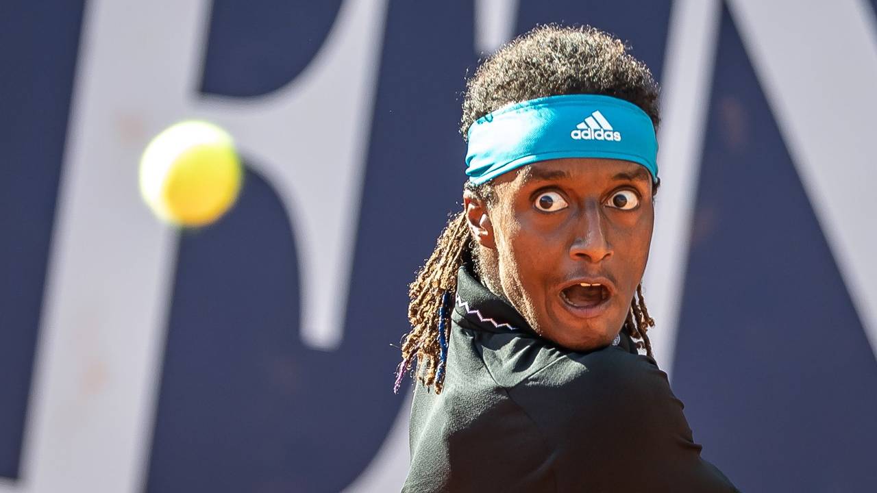 Mikael Ymer schaut mit weit aufgerissenen Augen Richtung Tennisball.