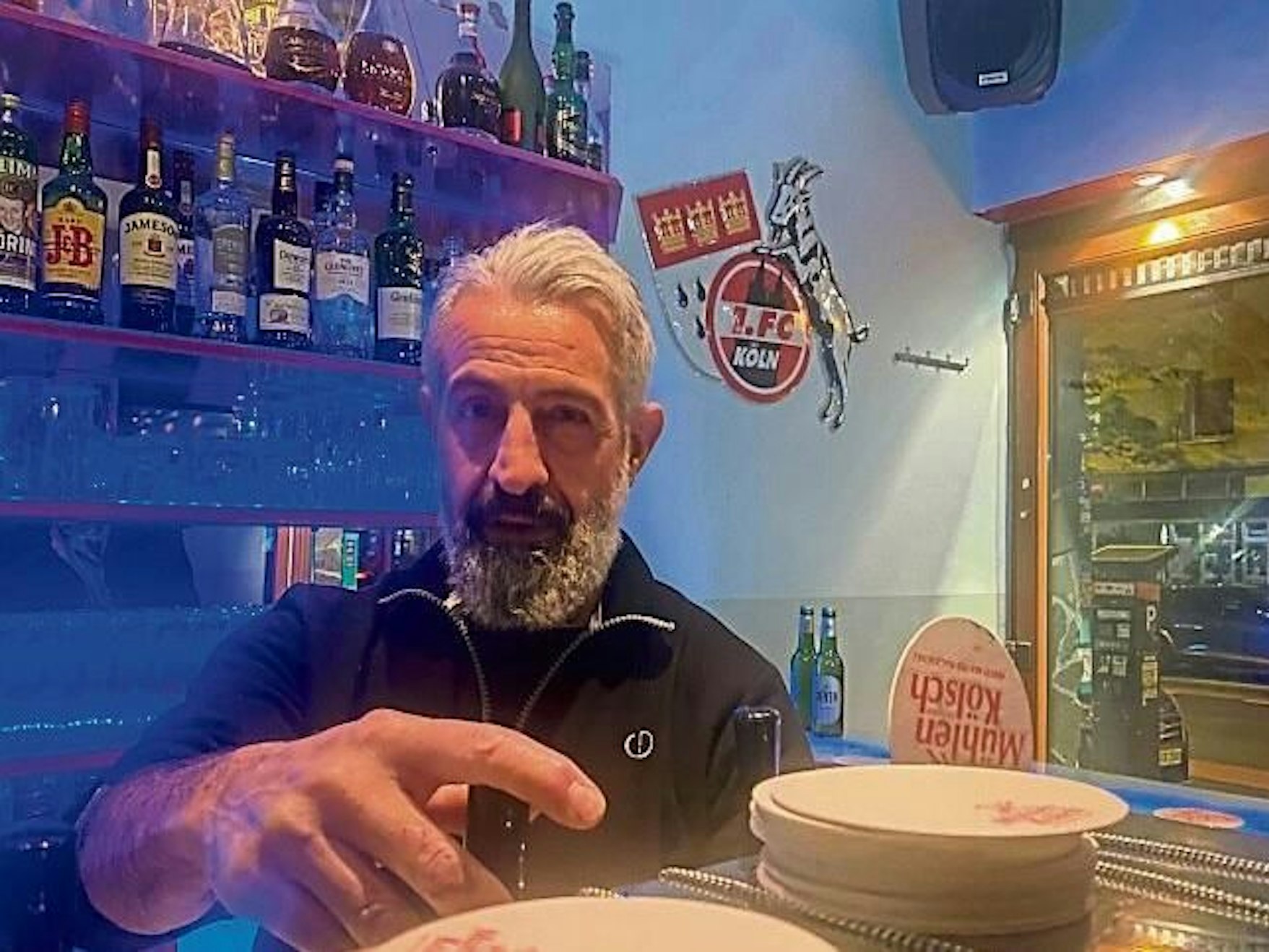 Wirt Sahin steht hinter dem Tresen seiner Kneipe Point One.