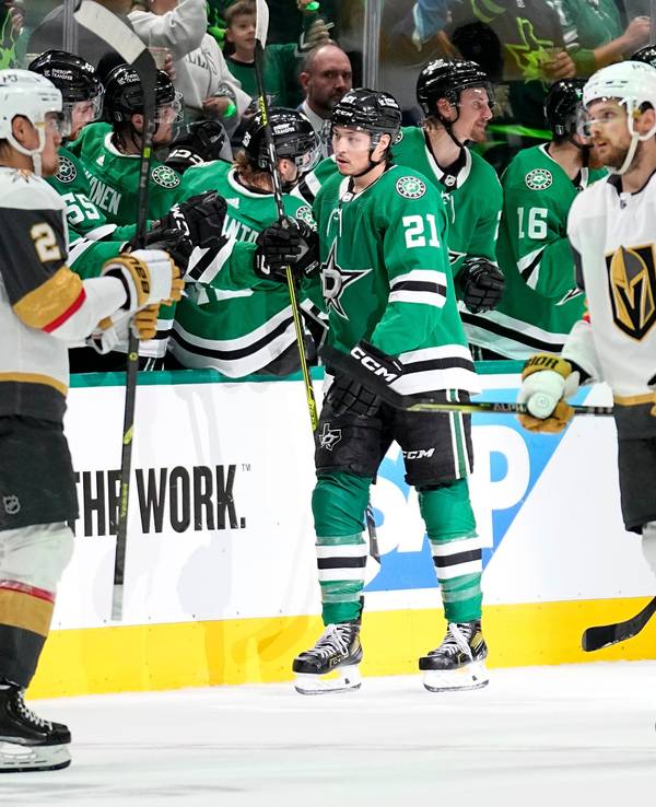 Jason Robertson von den Dallas Stars wird für sein Tor beglückwünscht, während Zach Whitecloud und Teddy Blueger von den Golden Knights vorbeilaufen.