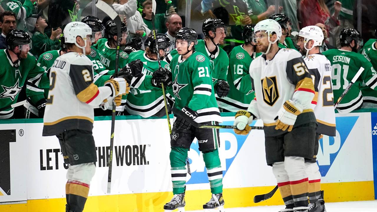 Jason Robertson von den Dallas Stars wird für sein Tor beglückwünscht, während Zach Whitecloud und Teddy Blueger von den Golden Knights vorbeilaufen.