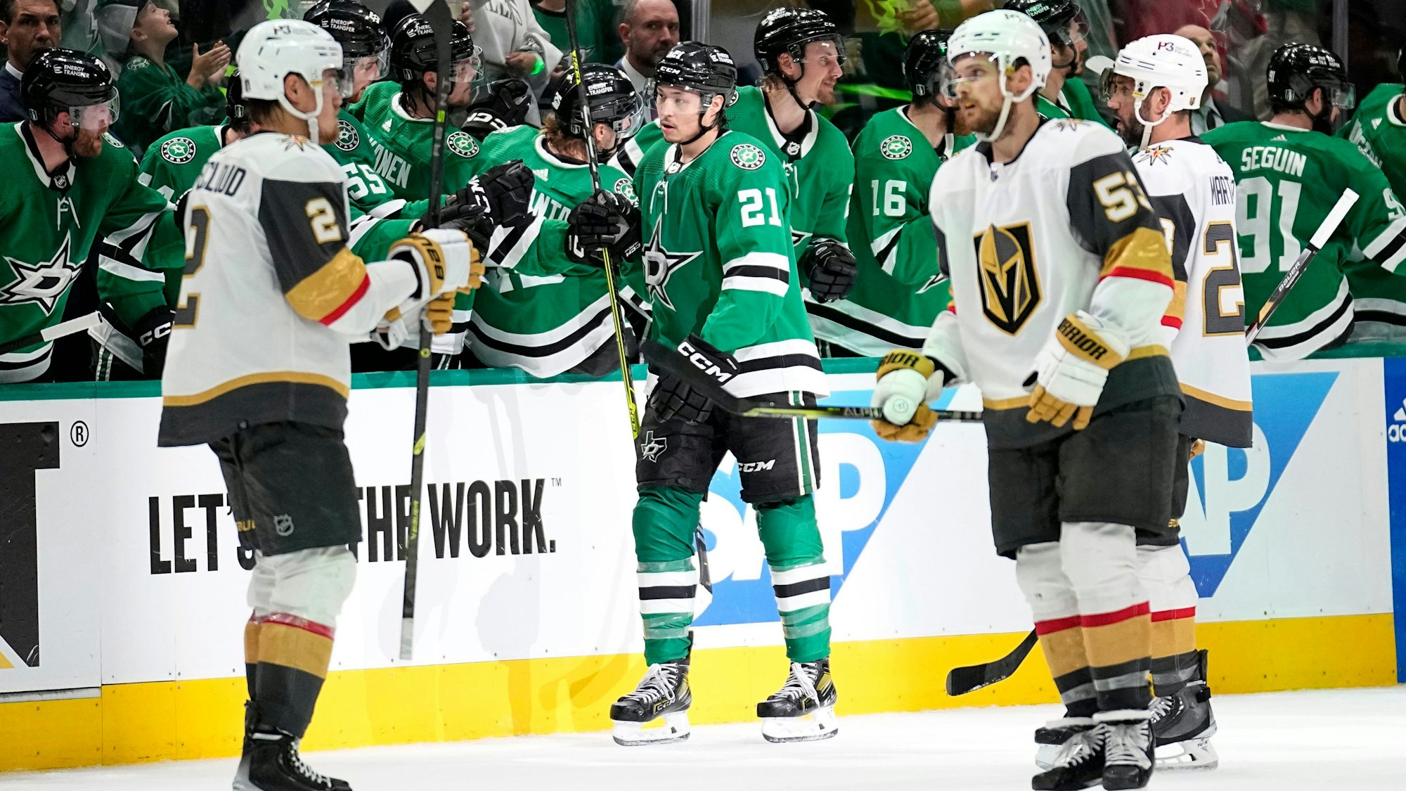 Jason Robertson von den Dallas Stars wird für sein Tor beglückwünscht, während Zach Whitecloud und Teddy Blueger von den Golden Knights vorbeilaufen.