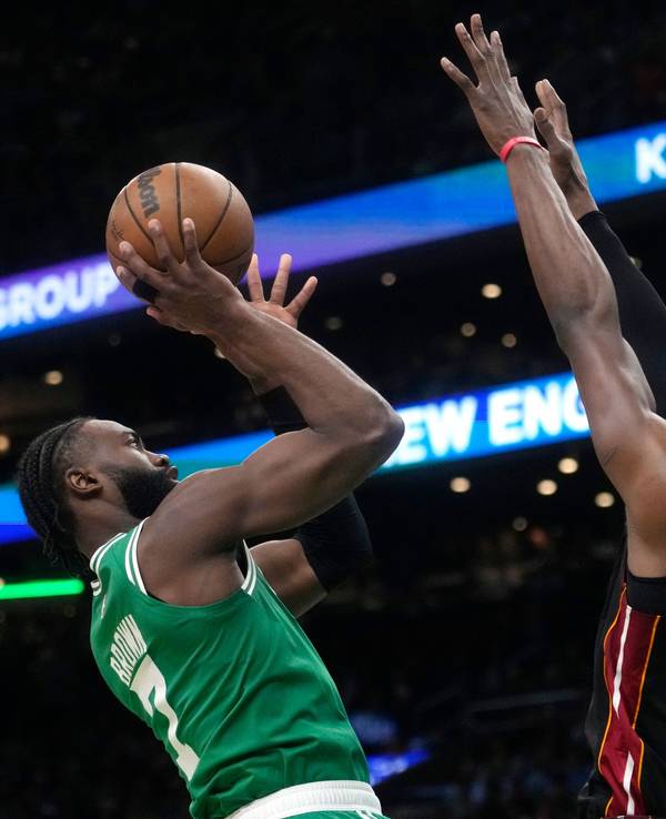 Boston-Celtics-Guard Jaylen Brown wirft, während Miami-Heat-Center Bam Adebayo verteidigt.