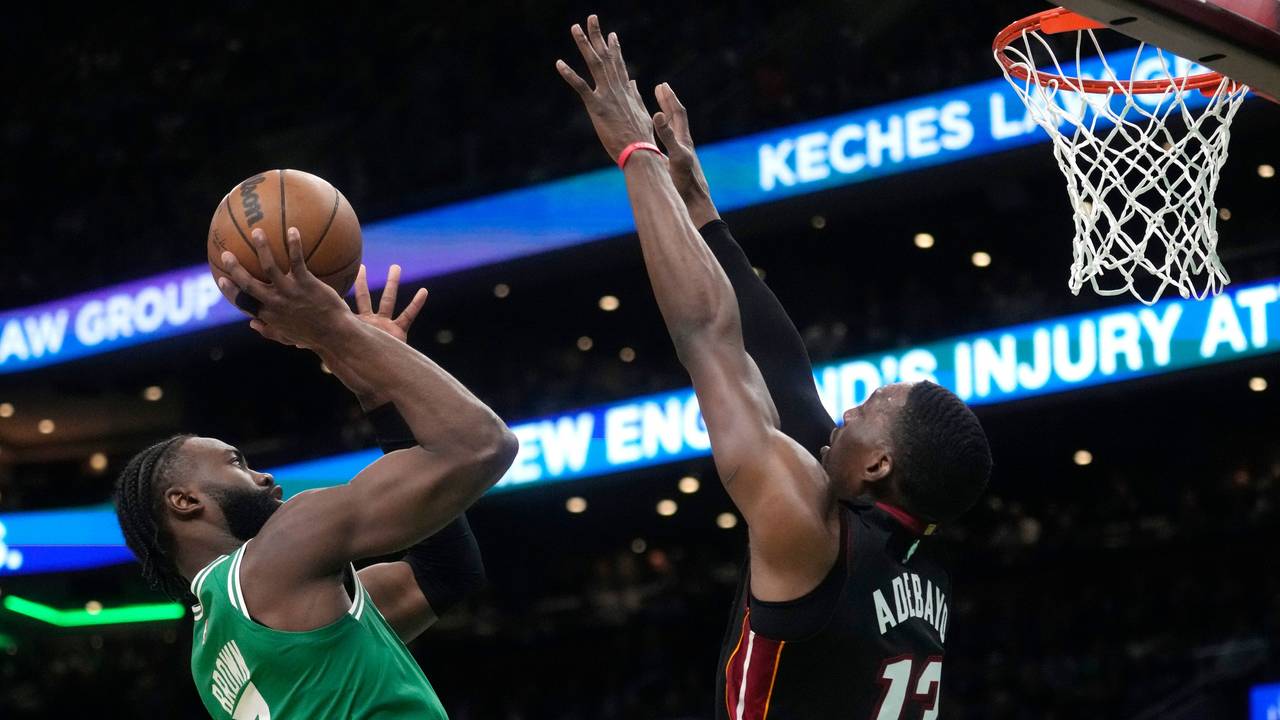 Boston-Celtics-Guard Jaylen Brown wirft, während Miami-Heat-Center Bam Adebayo verteidigt.