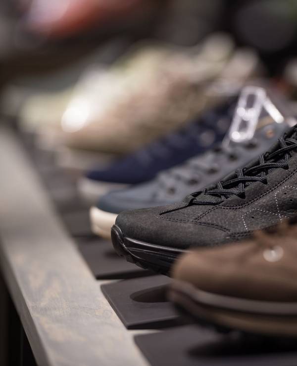 Verschiedene Schuhe werden in der neuen Filiale von Globetrotter präsentiert. Der Schuhmarkt in Deutschland ist 2018 erstmals seit fünf Jahren geschrumpft. (zu dpa «Verbraucher in Deutschland gaben 2018 weniger Geld für Schuhe aus») +++ dpa-Bildfunk +++
