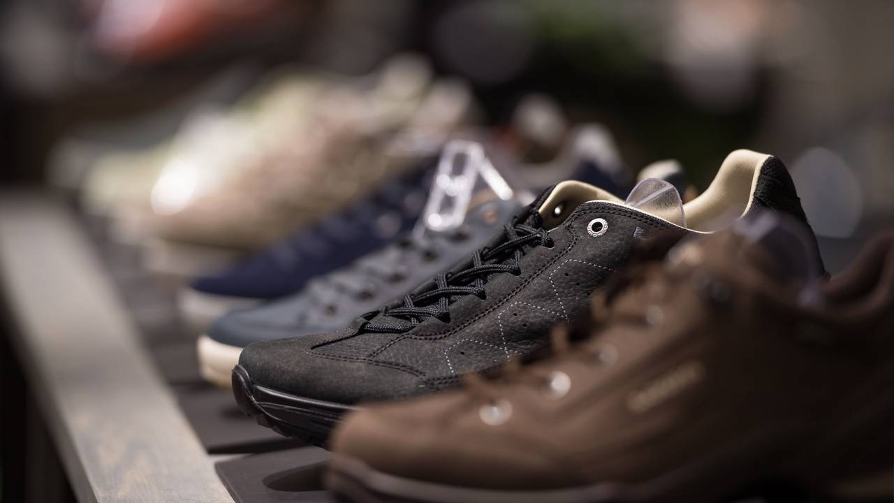Verschiedene Schuhe werden in der neuen Filiale von Globetrotter präsentiert. Der Schuhmarkt in Deutschland ist 2018 erstmals seit fünf Jahren geschrumpft. (zu dpa «Verbraucher in Deutschland gaben 2018 weniger Geld für Schuhe aus») +++ dpa-Bildfunk +++