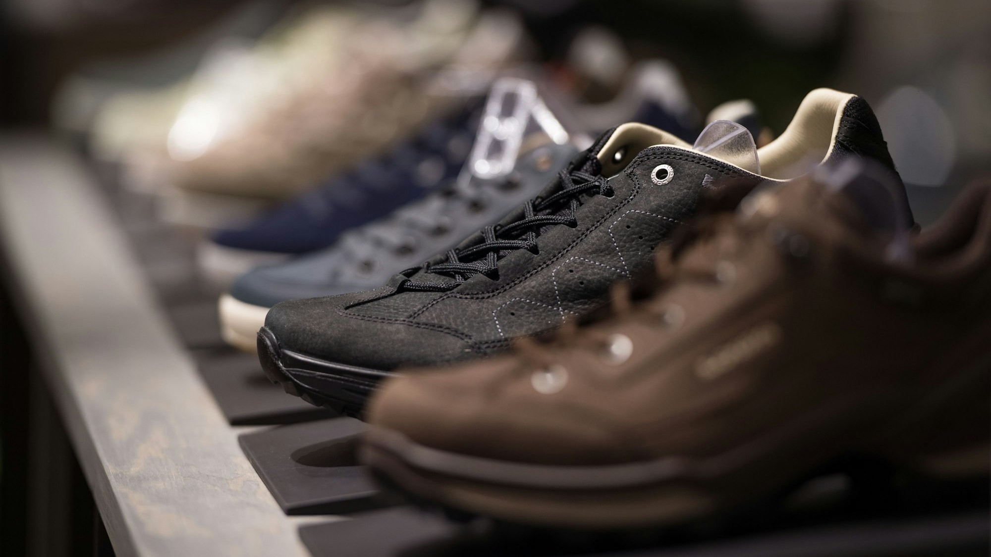 Verschiedene Schuhe werden in der neuen Filiale von Globetrotter präsentiert. Der Schuhmarkt in Deutschland ist 2018 erstmals seit fünf Jahren geschrumpft. (zu dpa «Verbraucher in Deutschland gaben 2018 weniger Geld für Schuhe aus») +++ dpa-Bildfunk +++