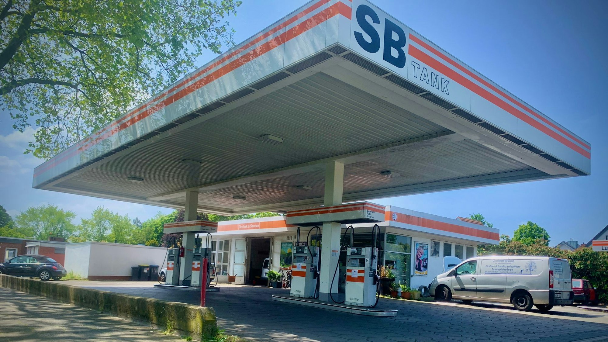 Die freie Tankstelle an der Rochusstraße in Köln-Ossendorf.