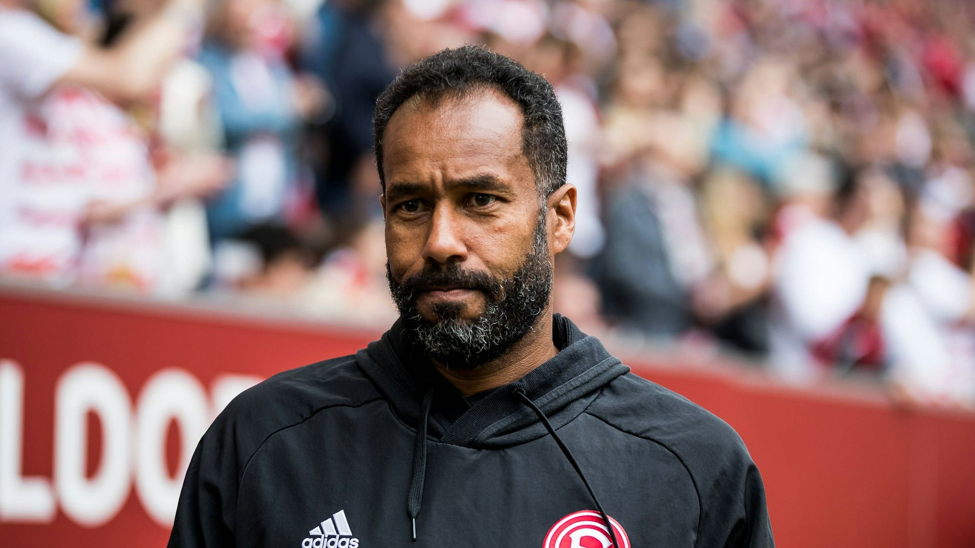 Daniel Thioune steht beim Spiel gegen Hannober 96 im Stadion.