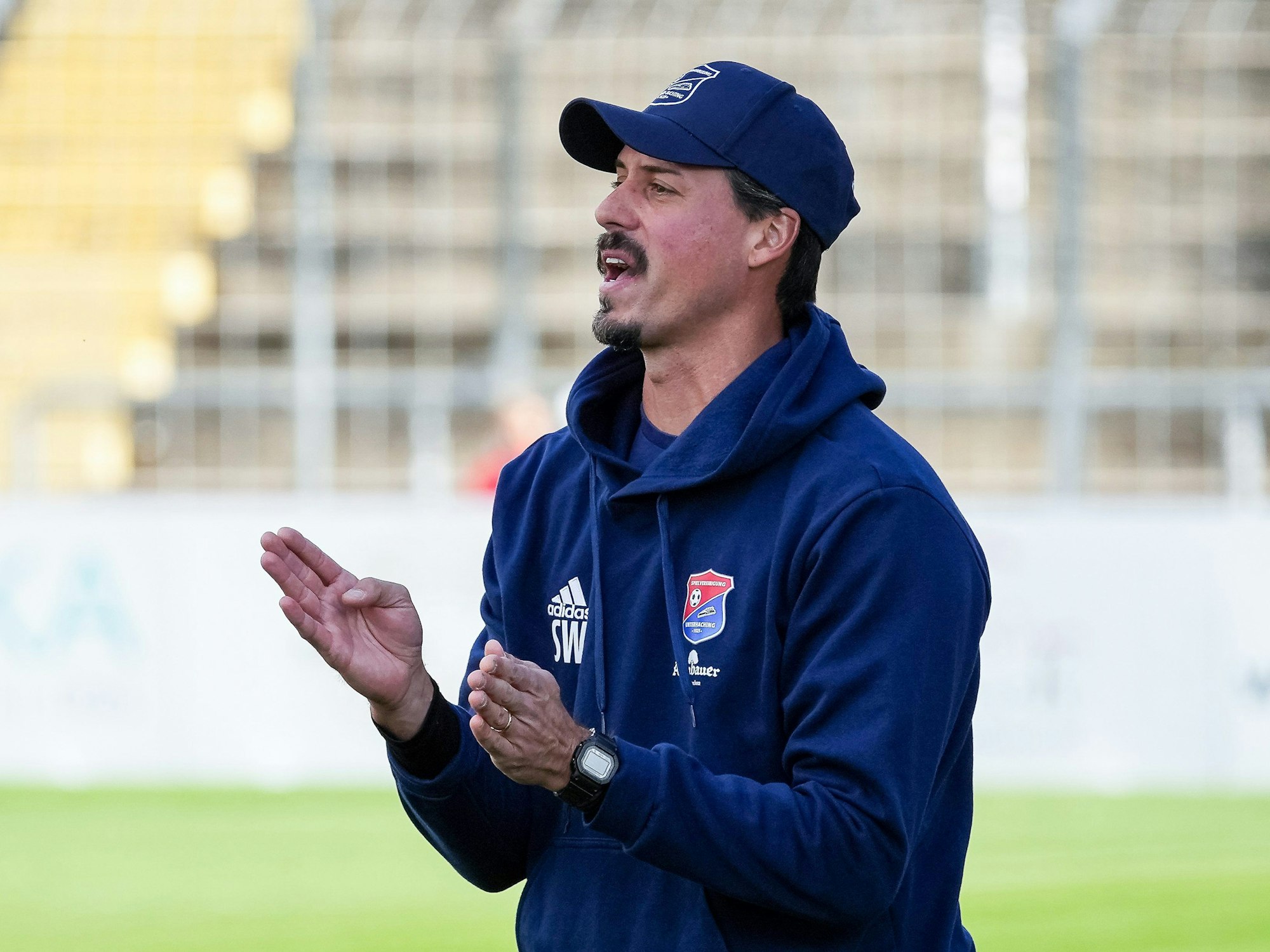 Sandro Wagner coacht am Spielfeldrand.
