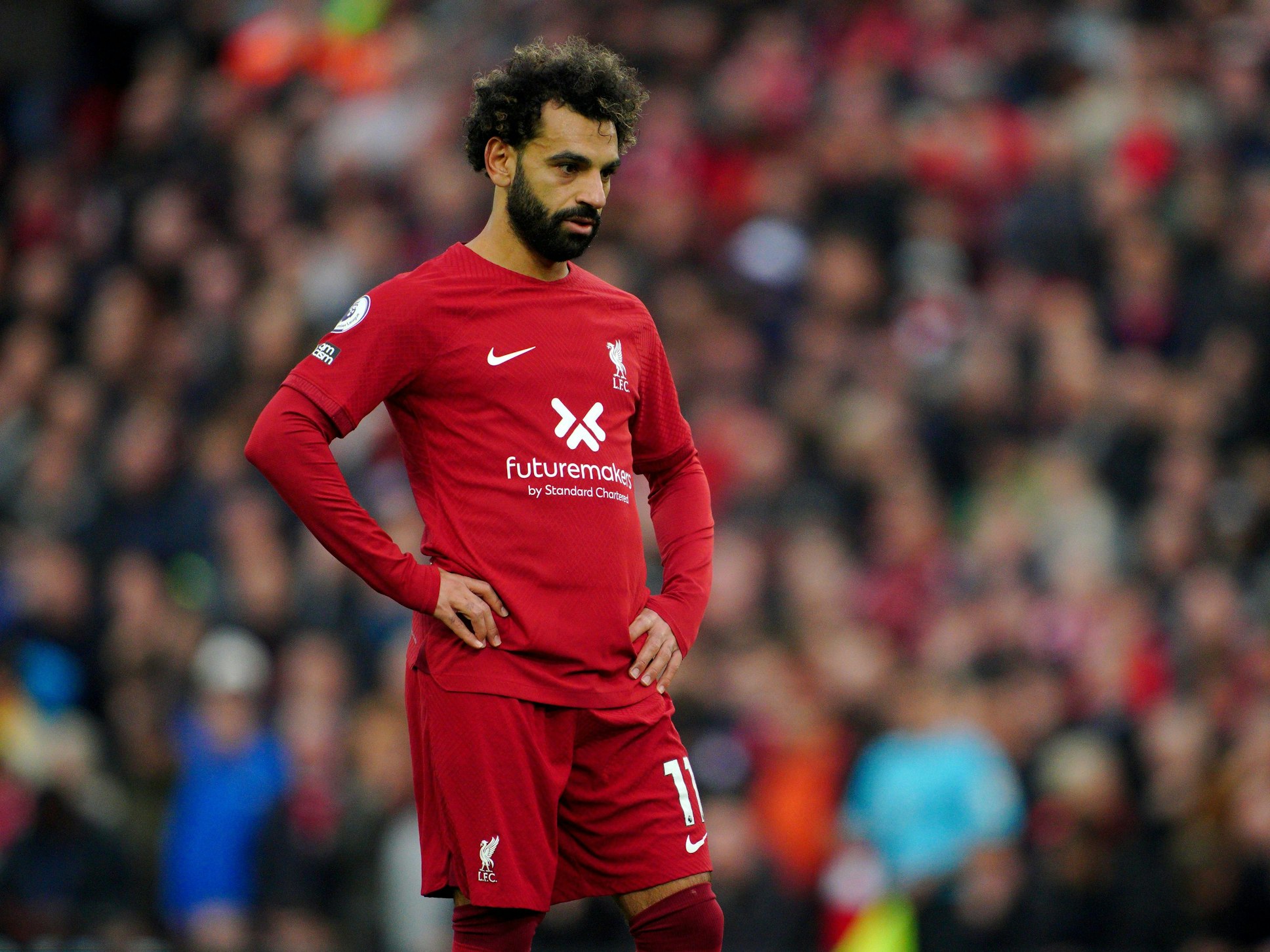 Mohamed Salah vom FC Liverpool stemmt während des Spiels die Hände in die Hüften.