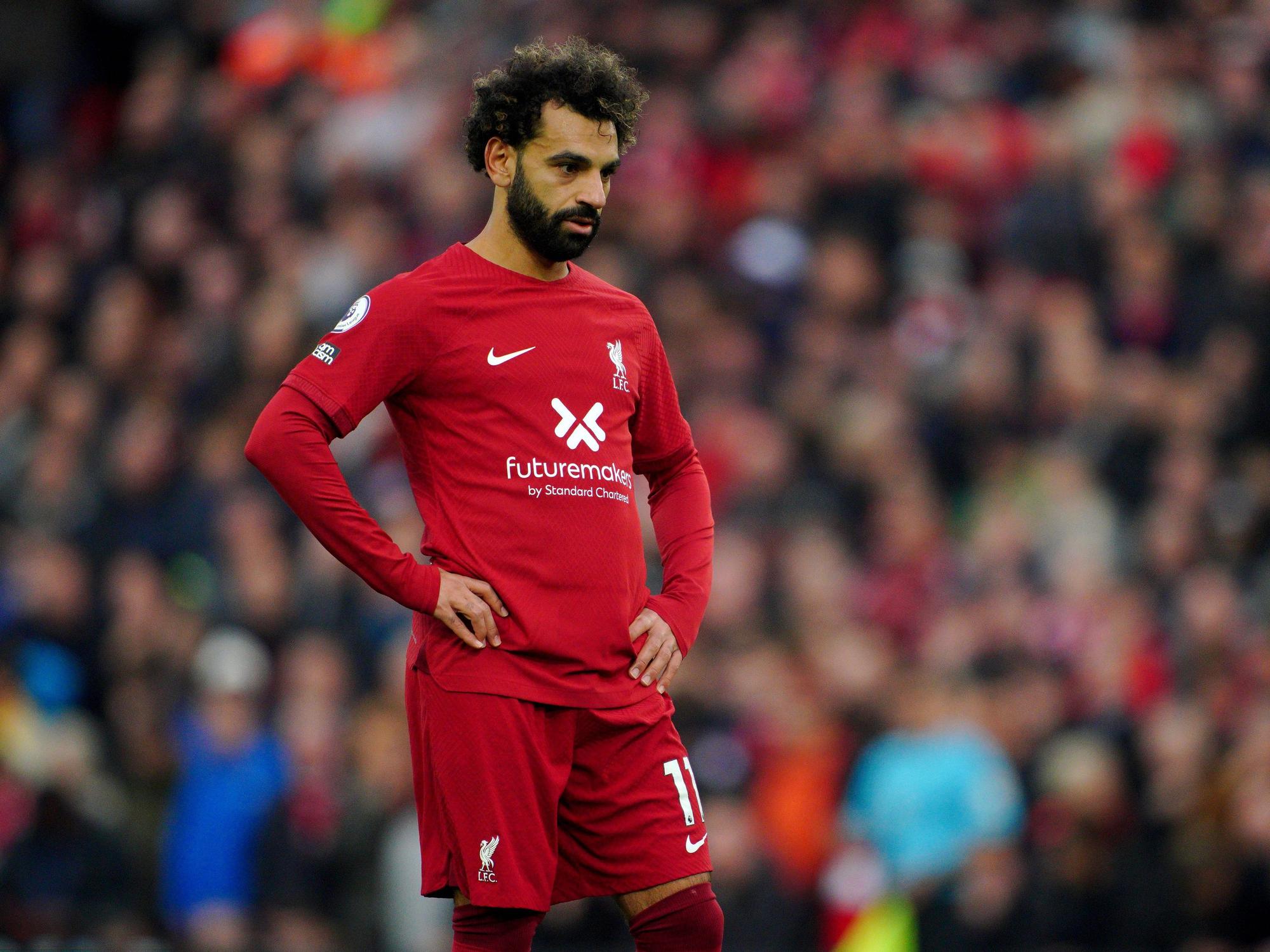 Mohamed Salah vom FC Liverpool stemmt während des Spiels die Hände in die Hüften.