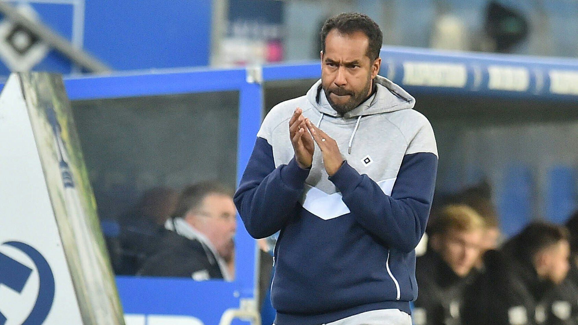 HSV-Trainer Daniel Thioune applaudiert an der Seitenlinie.