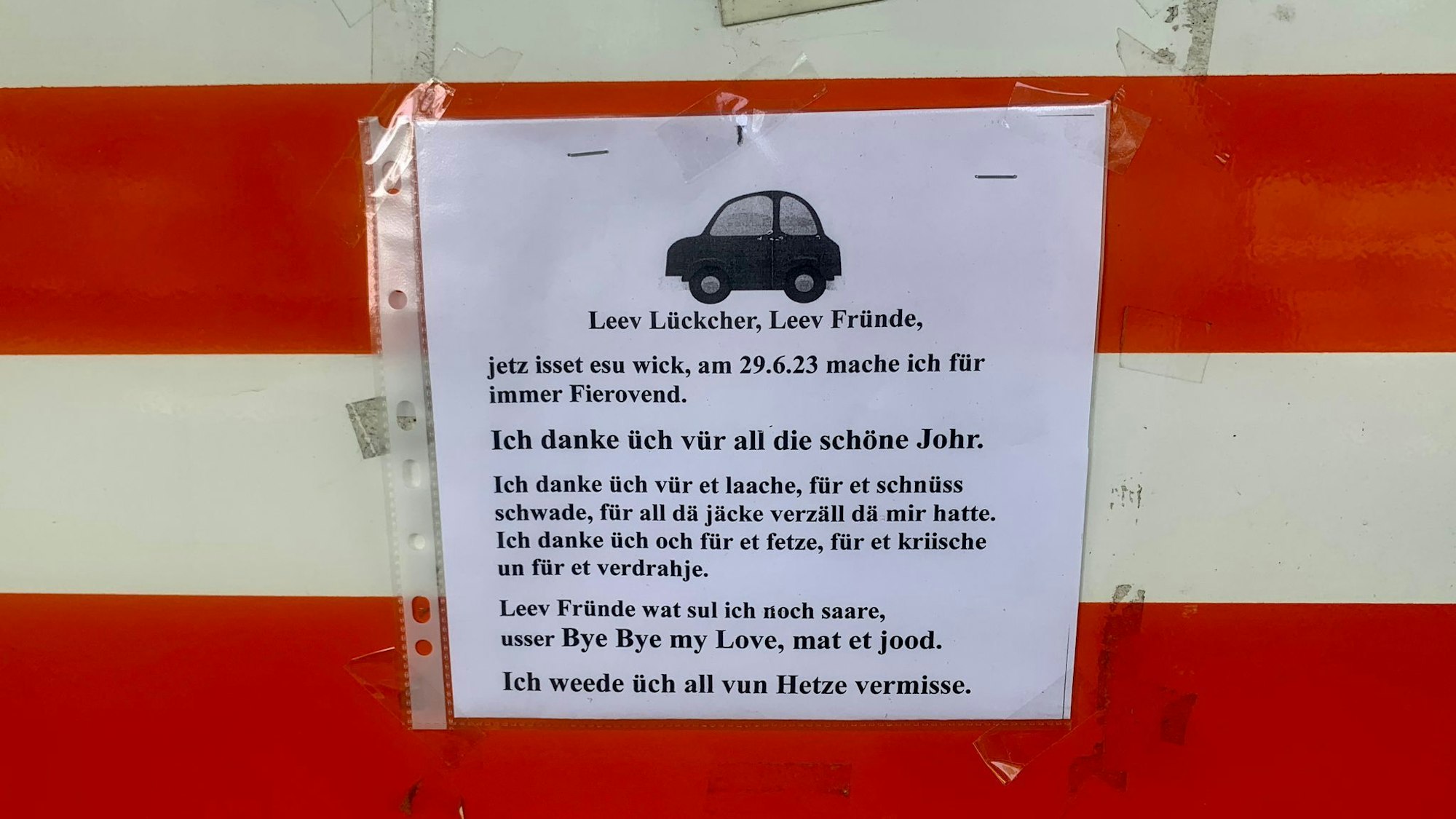 Mit diesem Zettel an den Zapfsäulen verabschiedet sich Tankstellen-Besitzer Resa Ghadiri von seinen Kundinnen und Kunden.