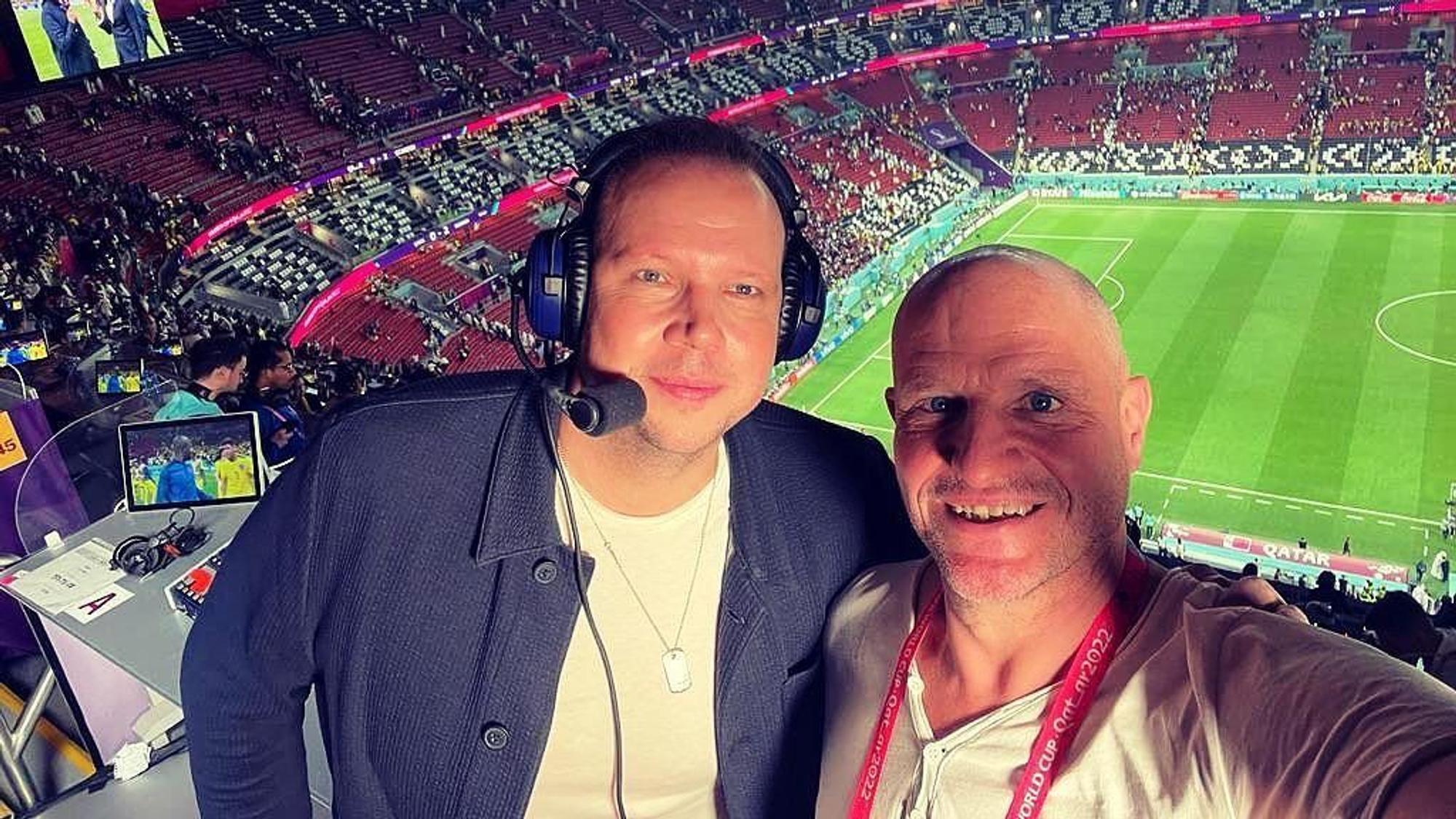 Michael Morhardt (r.) und Wolff-Christoph Fuss posieren auf einem Foto im Stadion.