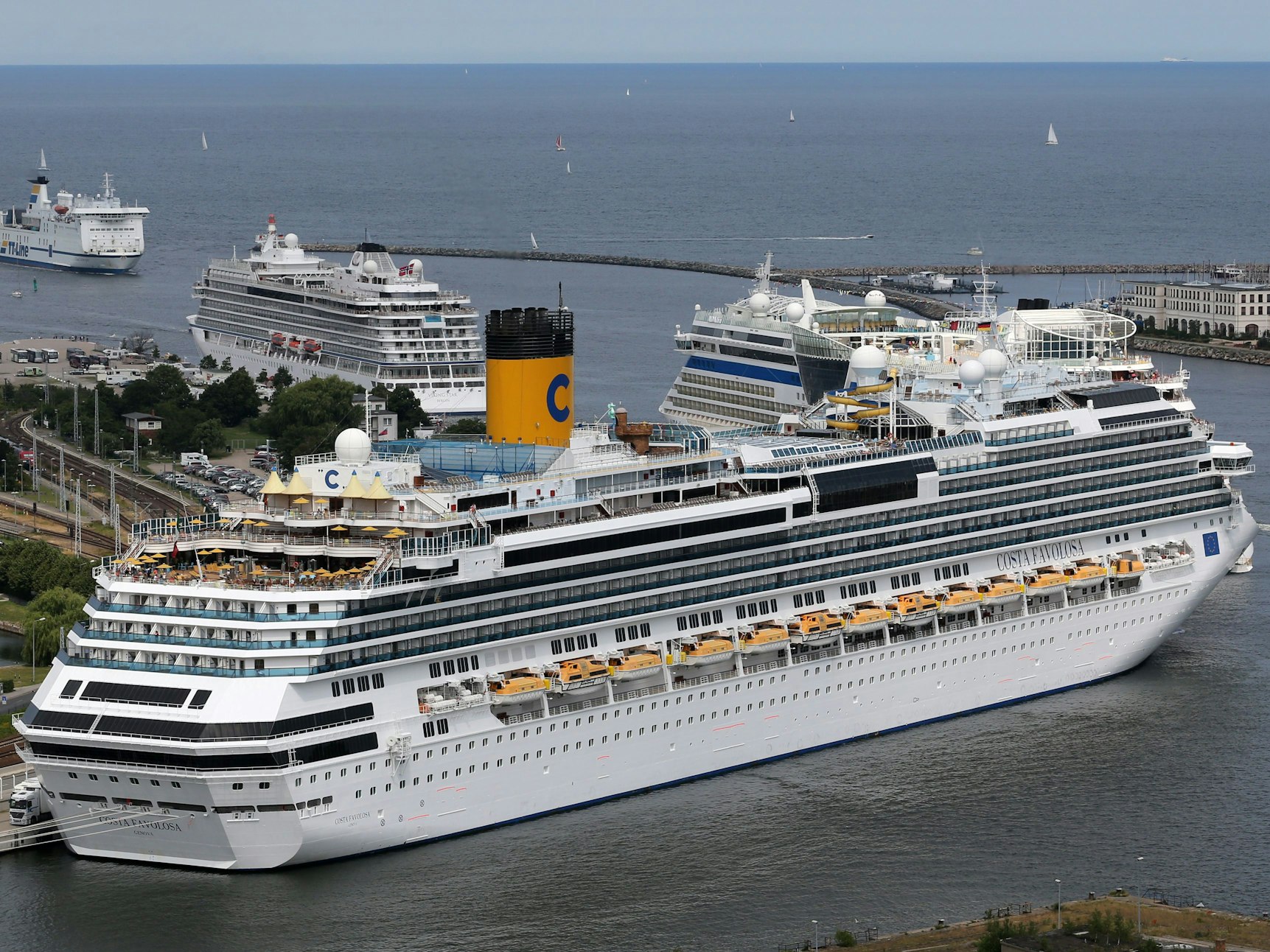 Die Costa Favolosa im Ostseebad Rostock-Warnemünde (Mecklenburg-Vorpommern), hier im Juli 2015.