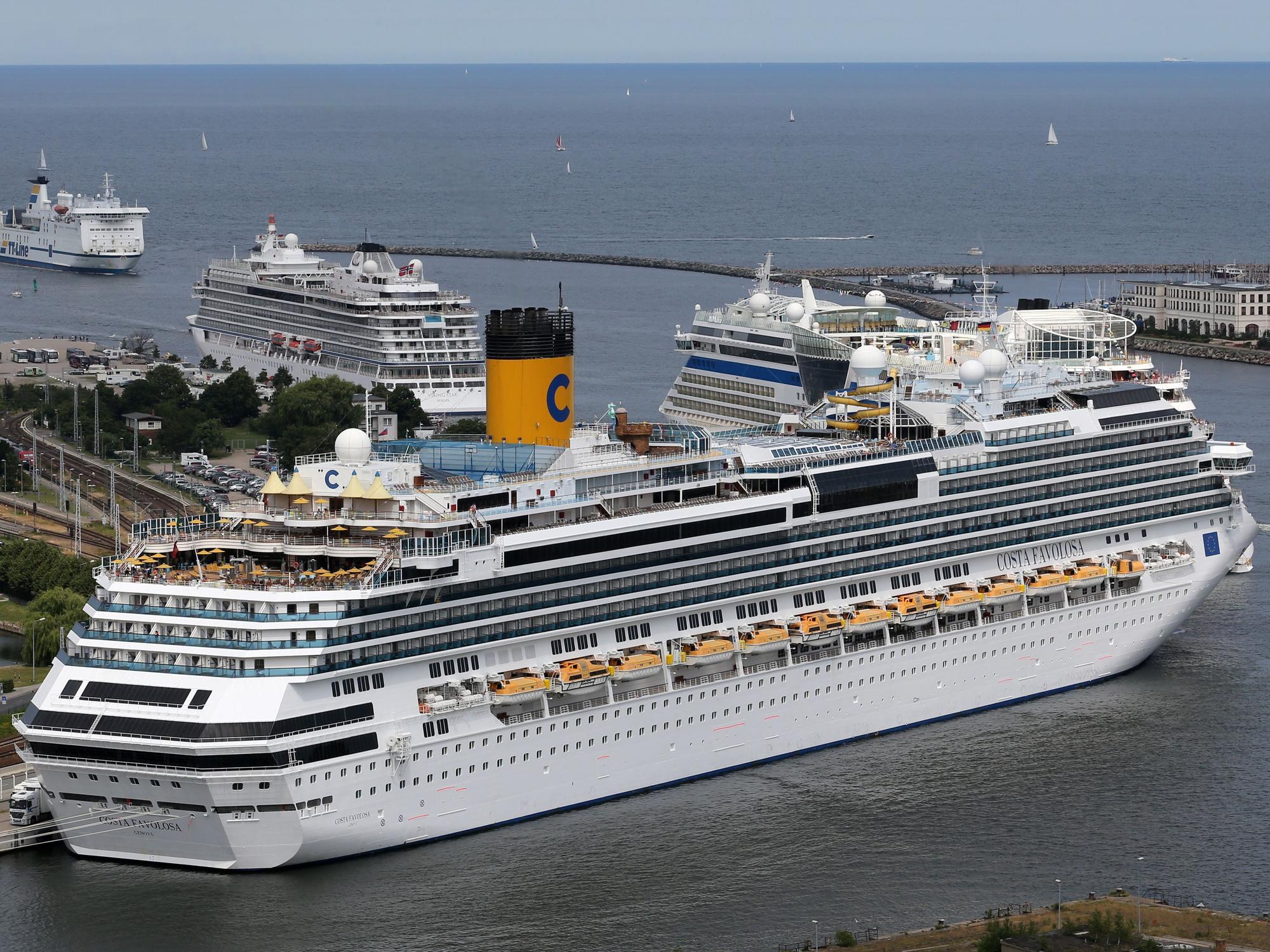 Die Costa Favolosa im Ostseebad Rostock-Warnemünde (Mecklenburg-Vorpommern), hier im Juli 2015.
