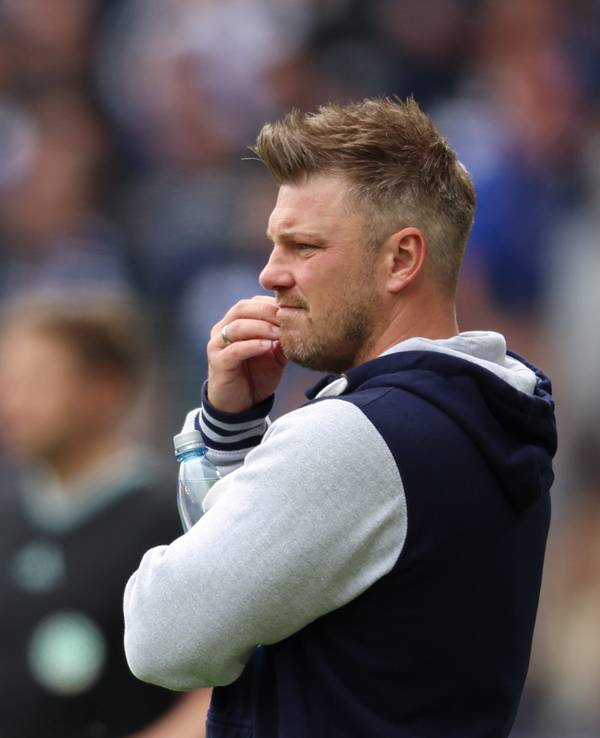 Lukas Kwasniok steht beim Spiel des SC Paderborn an der Seitenlinie.