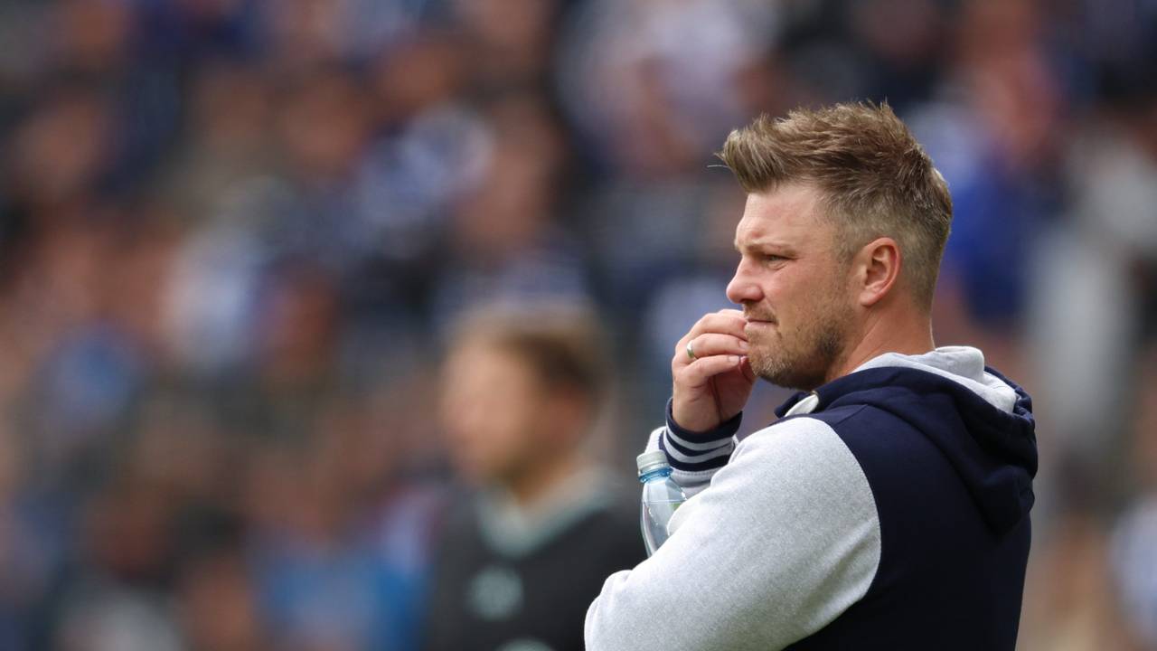 Lukas Kwasniok steht beim Spiel des SC Paderborn an der Seitenlinie.