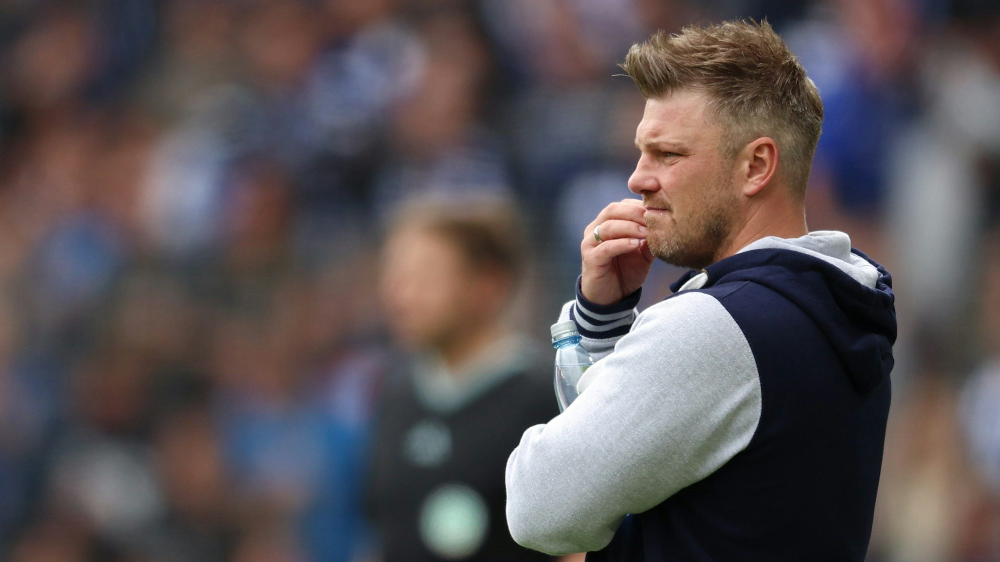 Lukas Kwasniok steht beim Spiel des SC Paderborn an der Seitenlinie.