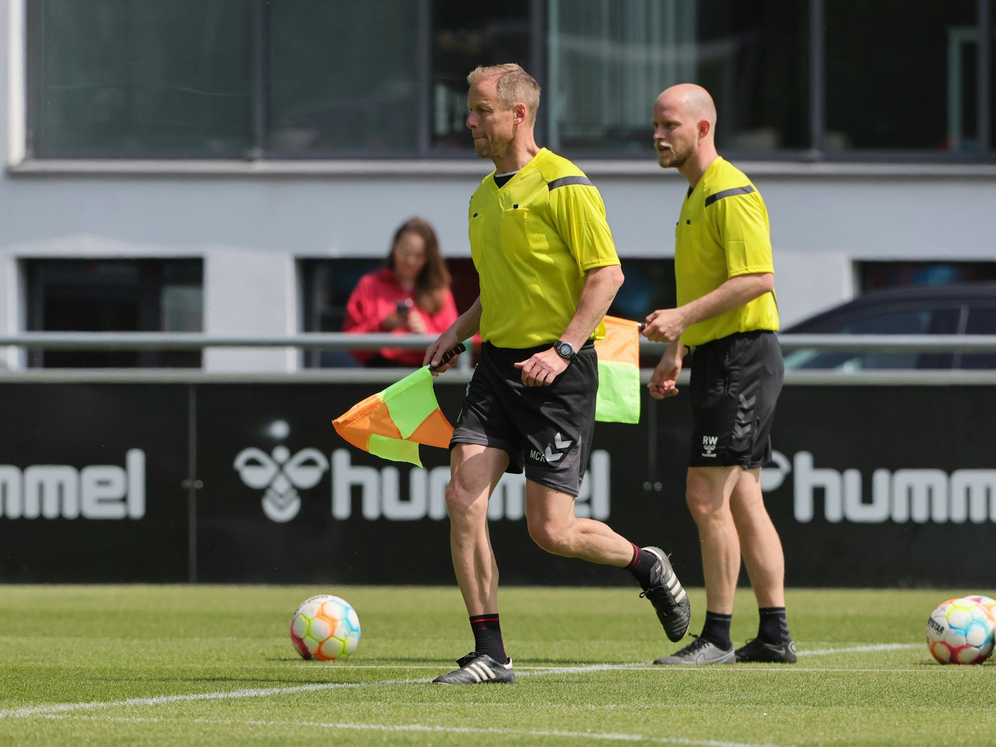 Kevin McKenna und Rene Wagner (1. FC Köln) sorgen als Linienrichter für Spaß.