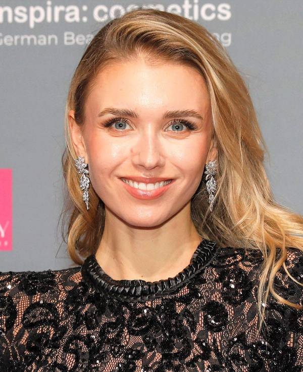 Scarlett Gartmann bei der Verleihung des Deutschen Kosmetikpreises auf dem roten Teppich.