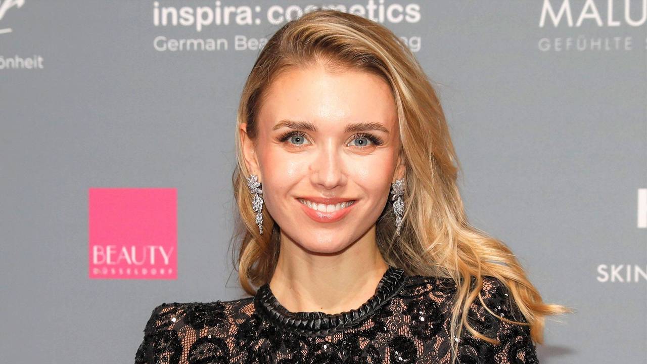 Scarlett Gartmann bei der Verleihung des Deutschen Kosmetikpreises auf dem roten Teppich.
