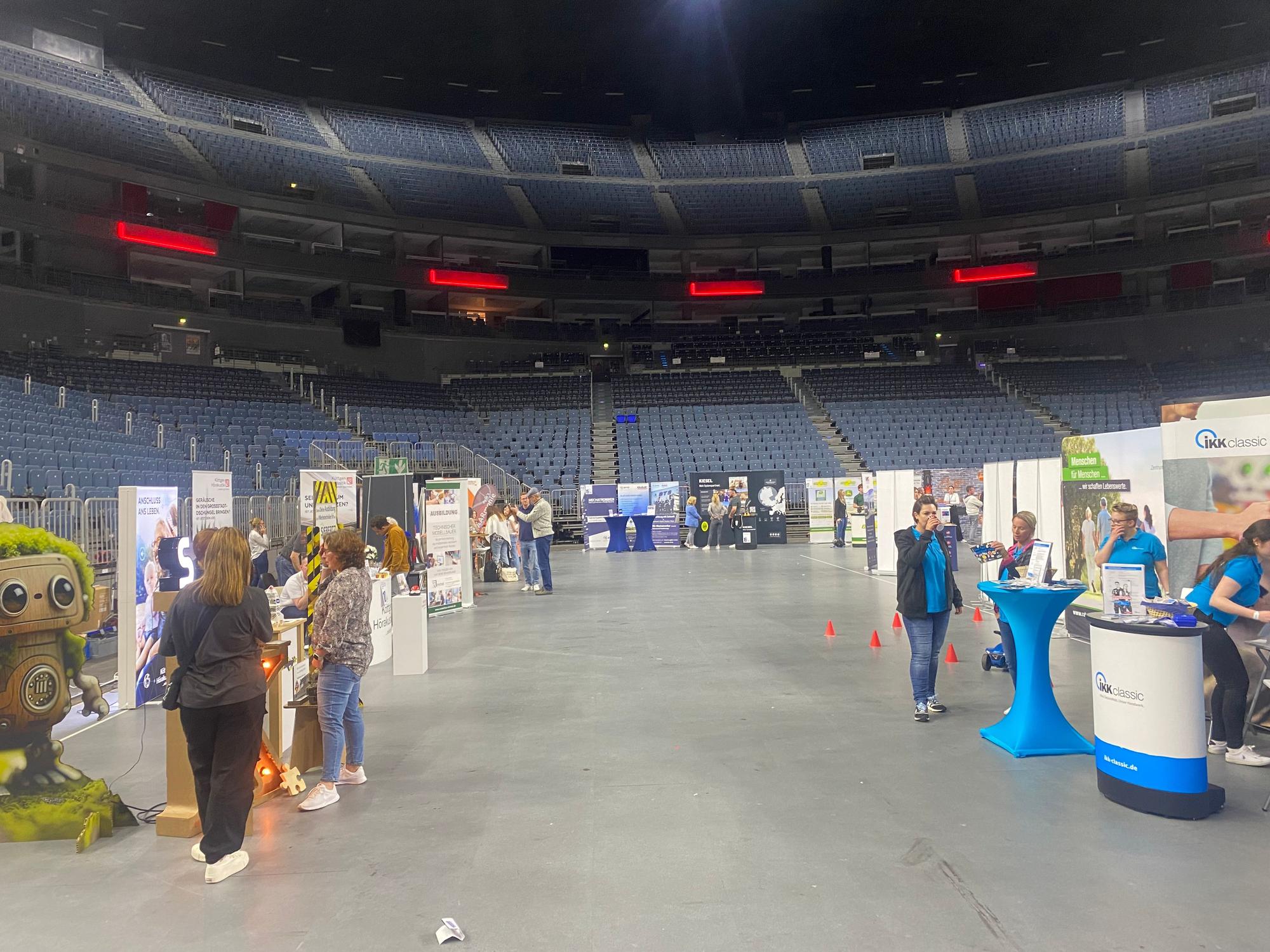 Einige Stände der „Azubi Meetup Handwerk“ in der Lanxess-Arena