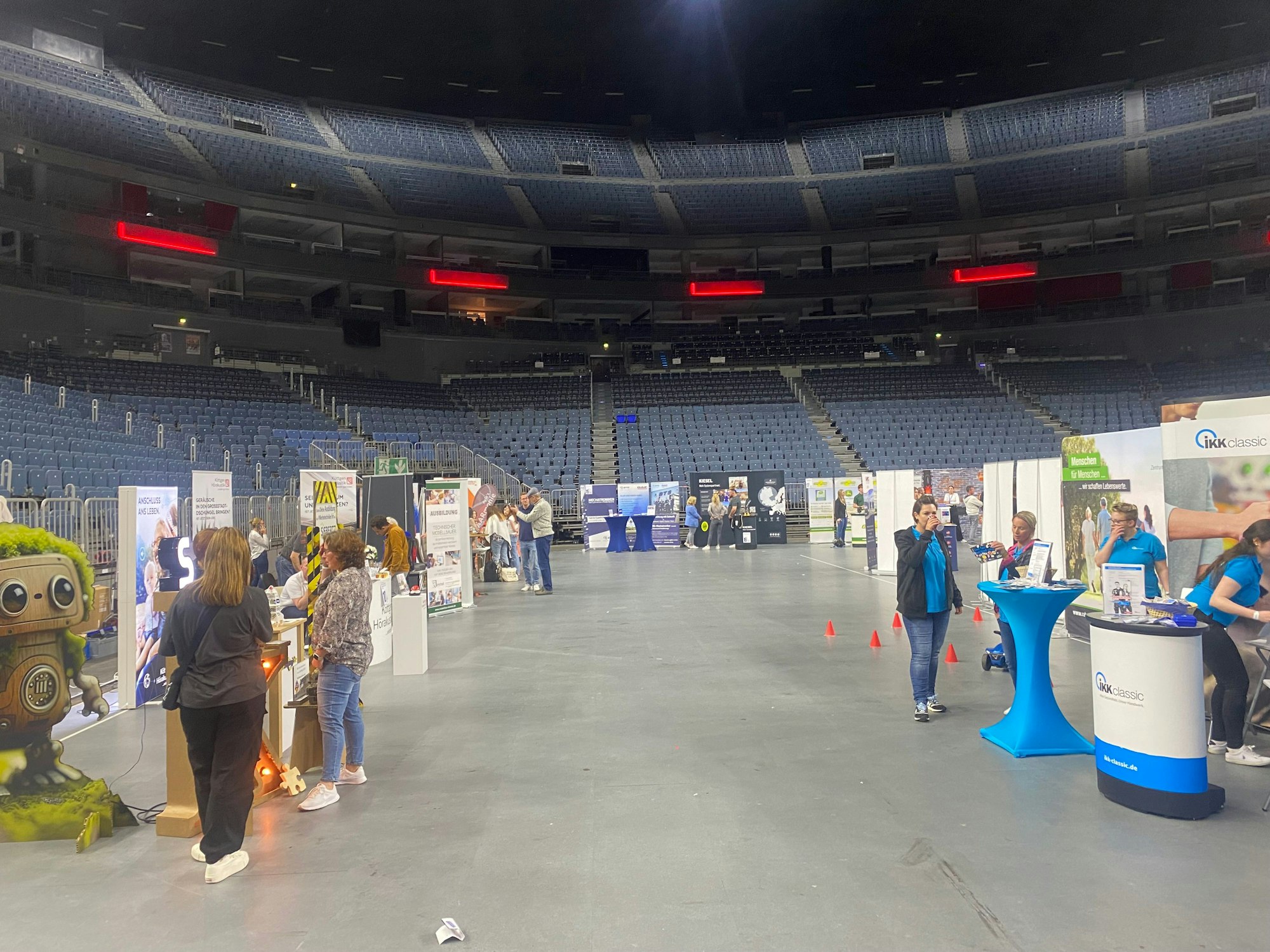 Einige Stände der „Azubi Meetup Handwerk“ in der Lanxess-Arena