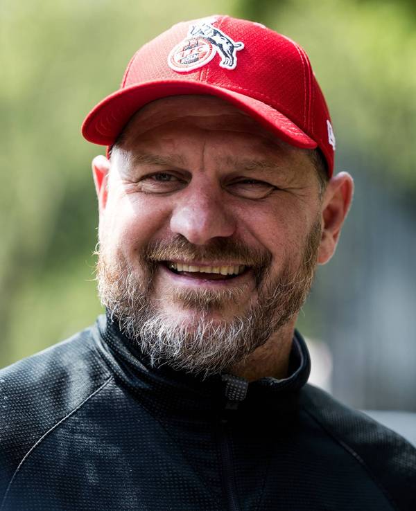 Steffen Baumgart lacht.