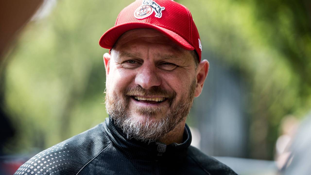 Steffen Baumgart lacht.