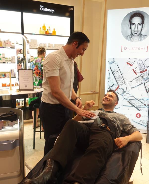 Lars Steinhöfel testet mit Dr. Afschin Fatemi bei der Breuninger Beauty Night das EMSculpt.
