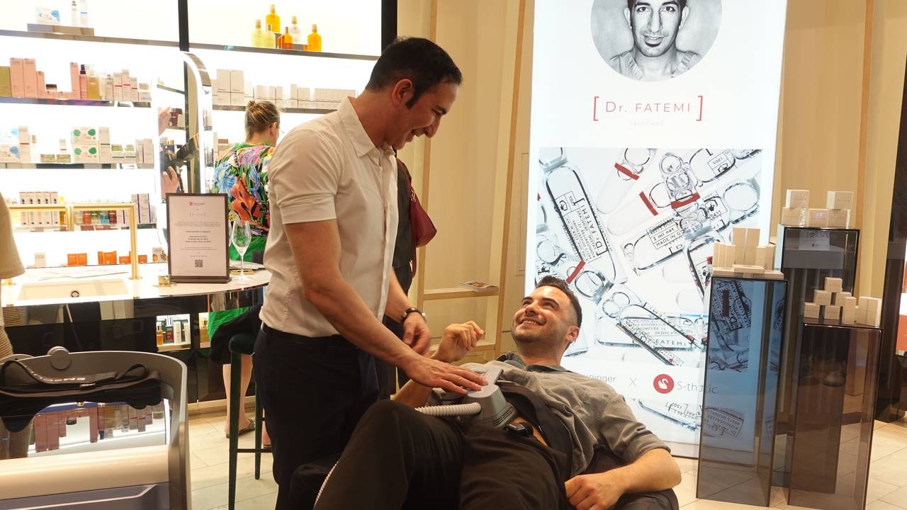 Lars Steinhöfel testet mit Dr. Afschin Fatemi bei der Breuninger Beauty Night das EMSculpt.