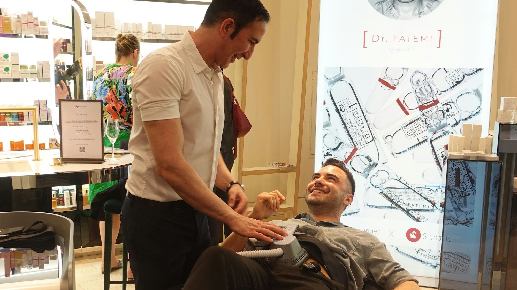 Lars Steinhöfel testet mit Dr. Afschin Fatemi bei der Breuninger Beauty Night das EMSculpt.