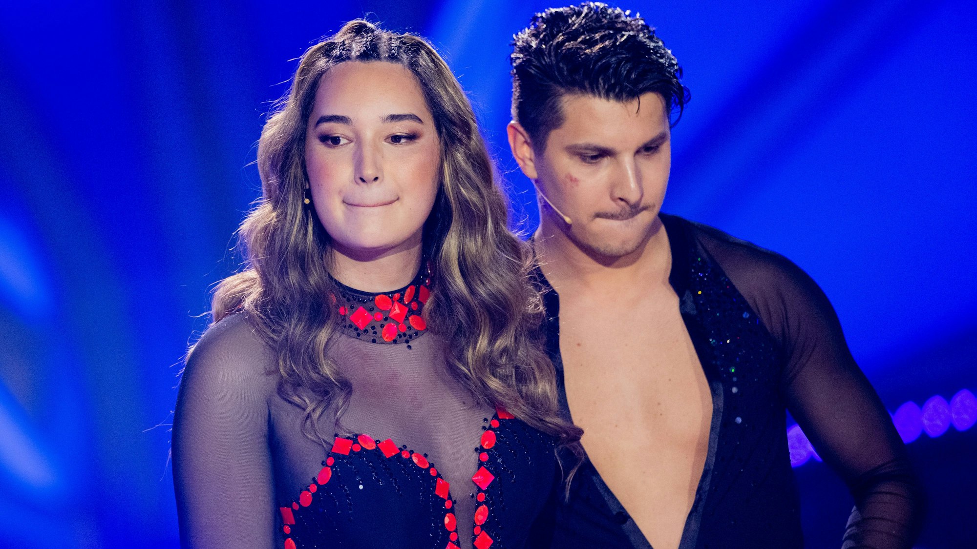 Alex Mariah Peter, Model, und Alexandru Ionel, Profitänzer, stehen in der RTL-Tanzshow „Let's Dance“ im Coloneum zusammen.