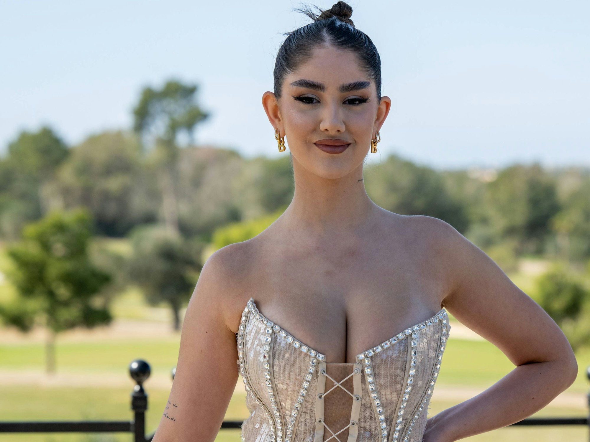 Das Foto zeigt Lisa Straube im Kleid.