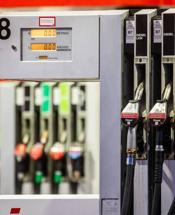 Blick auf mehrere Zapfsäulen einer Tankstelle, hier im Dezember 2022 in Stuttgart.