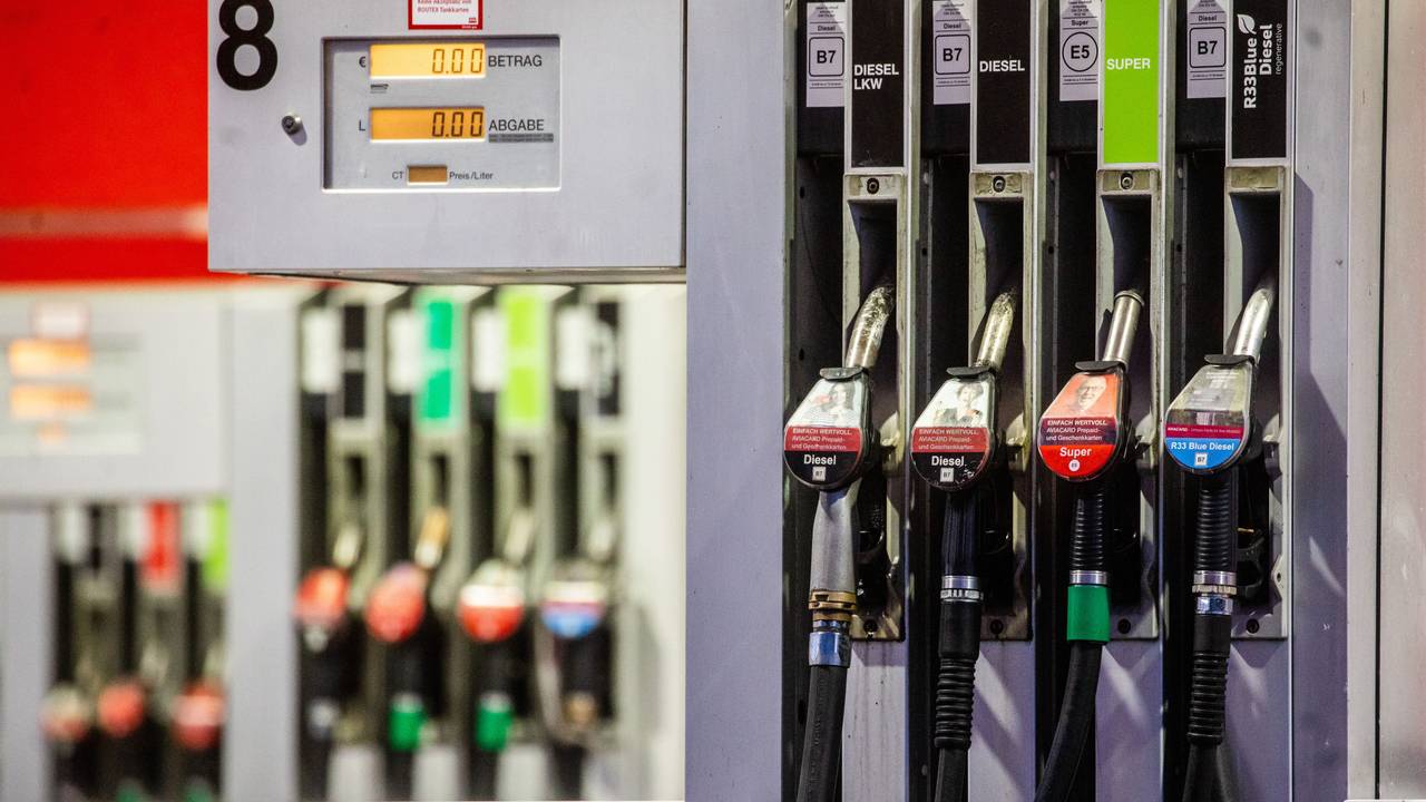 Blick auf mehrere Zapfsäulen einer Tankstelle, hier im Dezember 2022 in Stuttgart.